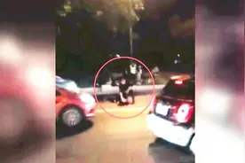 浙江：男子用双节棍狂砸过路车辆 民警下班撞见一招制服视频封面