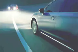 新车的近光灯为什么左低右高？老司机说出真相，新手不懂千万别调