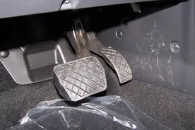 踩刹车时出现这种感觉，说明你的刹车系统出了问题，赶紧去修视频封面