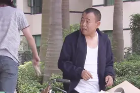 潘长江小区收废品，给人家送钱 还被骂傻子视频封面