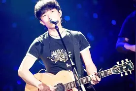 民谣歌手赵雷，一首《朵》，表达了对自己喜欢的女孩子很无奈情感视频封面