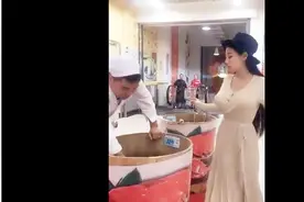 美女买螃蟹，太逗了，笑死我了，不笑你打我！