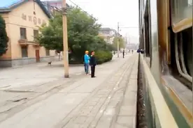 西安开往前河镇的绿皮普快 8358次列车驶入进铜川站视频封面