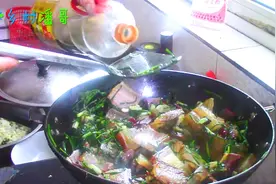 乡村大叔教你肥肉这样做，好吃不腻，一大盆都不够吃！