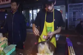 农民工的儿子大学门口卖炒面月入过万，靠为人和味道生意火爆视频封面