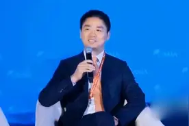 刘强东出席活动时险些晕倒 原来是因来不及按时吃饭体力不支视频封面