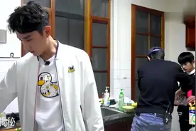 易烊千玺偷吃被发现，他的表情萌翻了