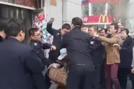 曝河北城管殴打退伍老兵 双方发生剧烈肢体冲突图片