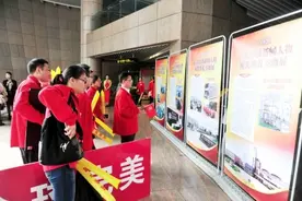 粉丝团为偶像呐喊助威 镜头掌声致敬经济英雄图片