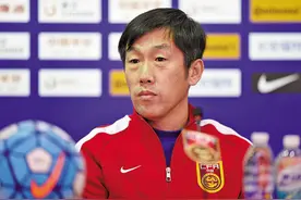 高洪波续任国足主帅图片