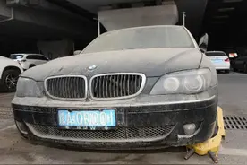 两百万豪车被弃停车场两年生灰 停车费已超三万 网友：浪费图片