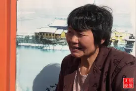 这位农村阿姨真聪明，摆摊摆在公交车站台，人来人往生意却没有