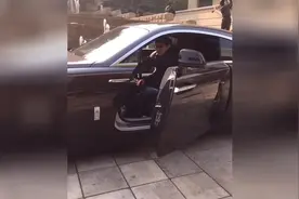 我承认劳斯莱斯的跑车是好车，但是为什么他们把车门装反了？