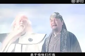 鸿钧老祖从三十三重天降临人间，东方天空全是紫气祥云