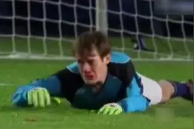 倒霉门将改打排球被虐 用脸拦网遭爆头9次图片