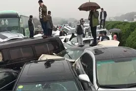 G42沪蓉高速常州段发生多车追尾事故图片