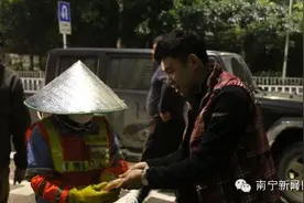 吹水|南宁一群“富二代”深夜给环卫工送雨衣/南宁女子帮土狗买医保图片