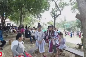 实拍越南苗族公园相亲角 看婀娜多姿的苗族姑娘视频封面