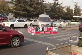 护栏开口车辆调头，太危险！交警：正准备安隔离桩图片