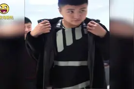 两兄弟发达了回乡看望穷亲戚，假装破产，穷亲戚瞬间露出了真面目视频封面