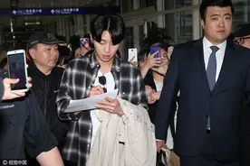 欧巴来了保安开道！朴叙俊遭围堵为粉丝耐心签名图片