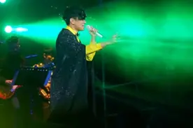 林俊杰被网友拍到在网吧打游戏《绝地求生》操作很6