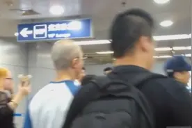 霍建华光头现身机场 头顶“卤蛋“视频封面