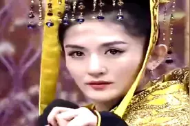 范冰冰50万的媚娘龙袍装 穿谢娜身上成了广场领舞大妈 何炅笑死了