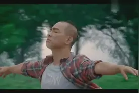 陈小春彪摩托车追女友，以这种方式追回女友视频封面