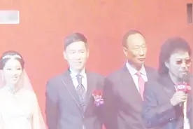 费玉清侄子结婚，老爸张菲还是这么搞笑，新郎旁边的是谁？