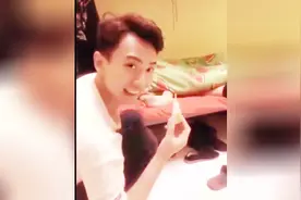 搞笑短片，恶搞室友失败，嘴巴直接和脚粘到一起了视频封面