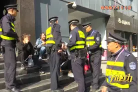 商铺门前三包不规范 乱堆乱放不整齐 城管罚你没商量