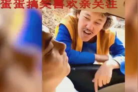 光头强搞笑视频：光头强的老婆跟土豪跑了，笑死了 (2)