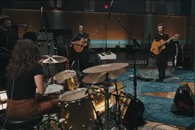 哈卷Harry Styles录音室演唱新单《Kiwi》官方MV首播！