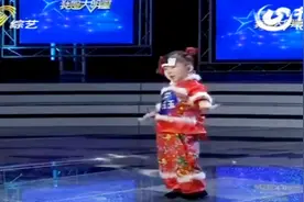 3岁小玉玉带病上场表演 刚唱完评委直奔台上给抱抱 十分心疼视频封面