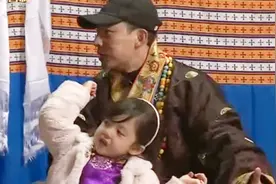 呆萌小泡芙到底经历了什么，竟然敢踢爸爸刘畊宏？都怪max搞鬼视频封面