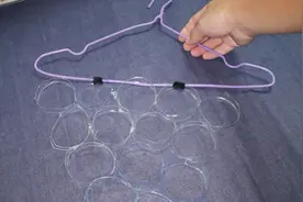 袜子太多没地方晒，80岁老婆婆教我一招，1个衣架轻松晾晒15双