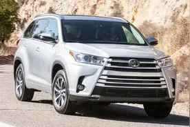 天天被完爆，汉兰达终于怒了，推6座222车型，6年免检不喷字