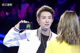 这样的表白方式让女生感动哭了，男子用手机玩出高浪漫啊