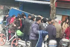 现场：武汉街头男子铁棒砸死2人 拒捕袭警被击毙视频封面