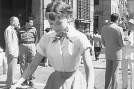 《罗马假日》里女神赫本骑车，警察追着女司机跑，哈哈！视频封面