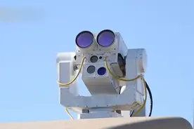 中国测试激光炮 一秒烧穿钢板瞬间击落无人机视频封面