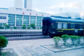 沈丹铁路特等站苏家屯站 丹东至龙井K7378次列车通过