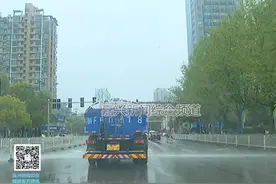 涨姿势！下雨天洒水车还上路洒水，原来是因为图片