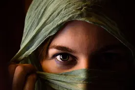 小说：丈夫看着妻子从阳台一跃而下，冲到一楼，地上却没有尸体图片