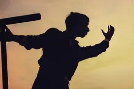 小说：女鬼跟着回到宿舍，那赤裸裸的目光，明晃晃的盯着那具身体图片