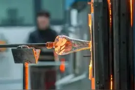 这位82岁老人的吹玻璃绝技，据说全中国没有几个人会！谁来继承这手绝活？图片