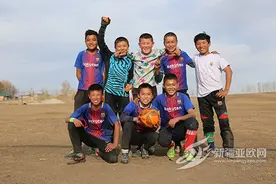 昭苏县：驻村干部托起草原上孩子们的“足球梦”图片