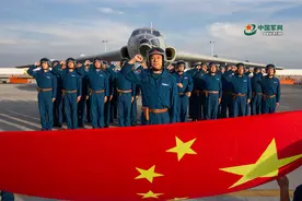 向党旗宣誓！航空兵哥哥们这样为空军庆生……图片