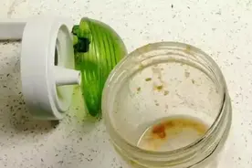 黑河人注意！家里的油壶竟然这么脏，当心吃出一身病！图片